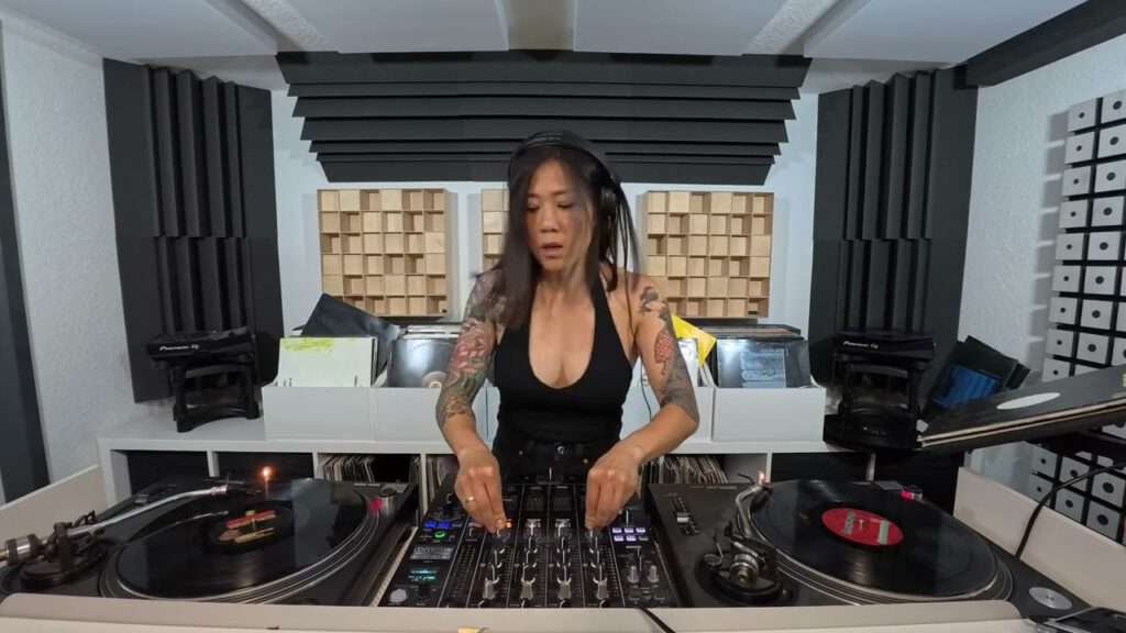 Juliana Yamasaki - Vinyl Session #02 | 2024