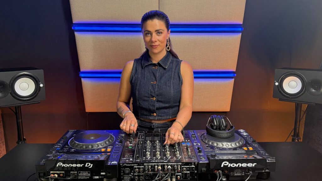 Laura van Dam - Capture Radio #45 | 2025