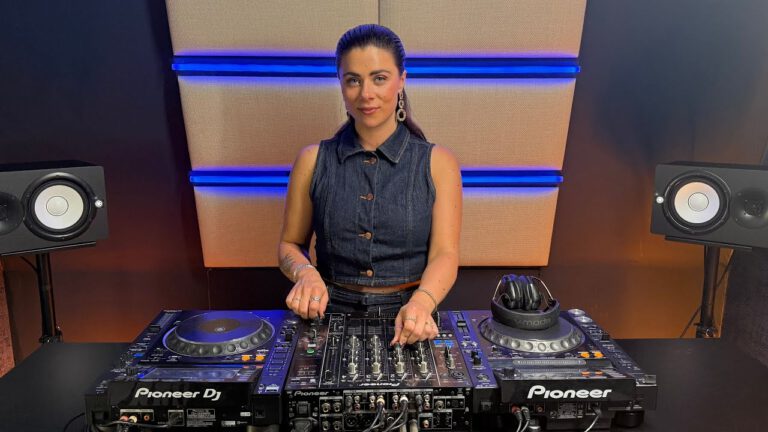 Laura van Dam - Capture Radio #45 | 2025