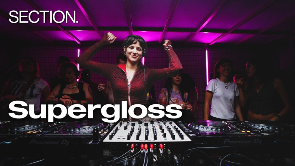 Supergloss, Section Oktober 2025